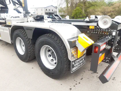 Système lève-conteneur HYVA 6X4 avec grue