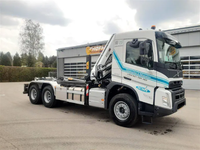 Volvo 6x4 équipé d'une grue et d'un lève-conteneur HYVA
