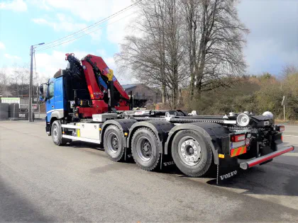 Système lève-conteneur HYVA 8X4 tridem avec grue