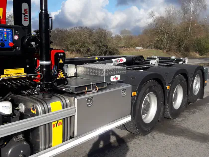 Système lève-conteneur HYVA 8X4 tridem avec grue