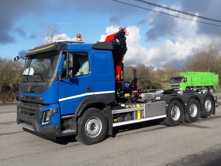 Système lève-conteneur HYVA 8X4 tridem avec grue