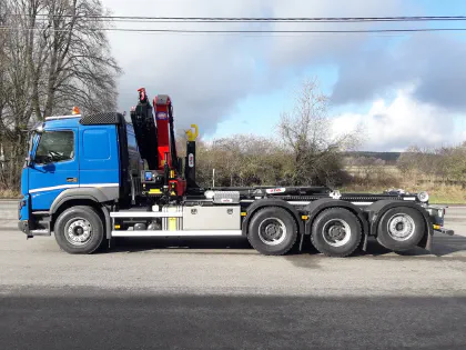 Système lève-conteneur HYVA 8X4 tridem avec grue