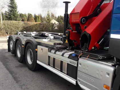 Système lève-conteneur HYVA 8X4 tridem avec grue