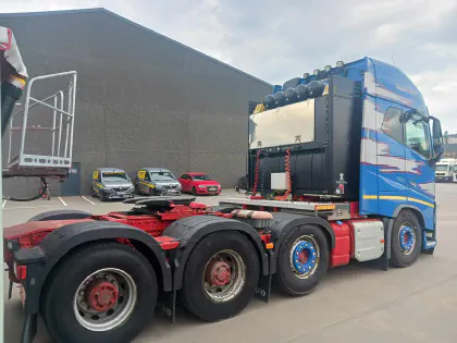Ensemble VOLVO FH16 8X4 + semi NOOTEBOOM 5 essieux
